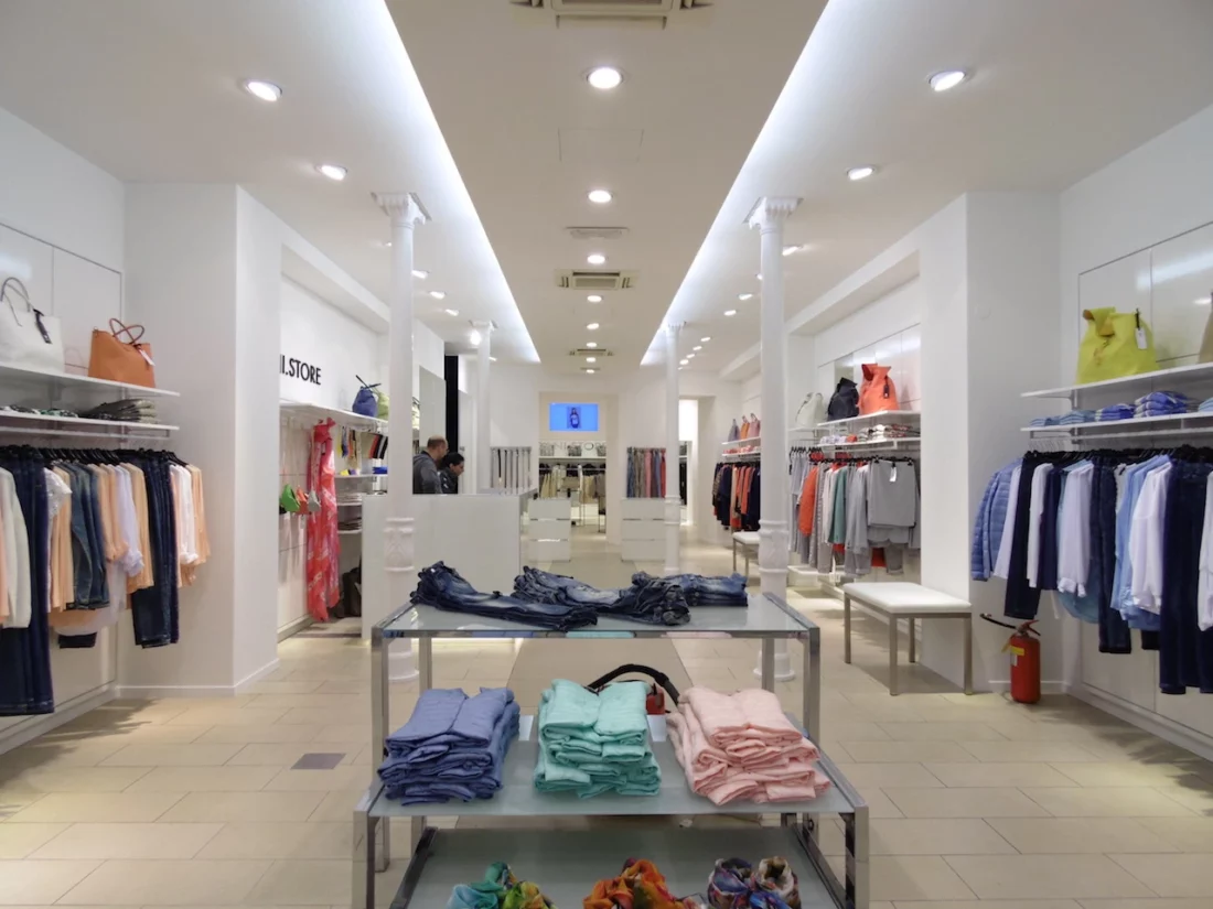 Negozio di abbigliamento moderno con arredamento elegante e funzionale, ideale per chi desidera aprire un'attività nel settore della moda. Design perfetto per arredare negozi di abbigliamento sportivo e per neonati. Ottima scelta per rinnovare l'ambiente di lavoro e creare un'atmosfera accogliente e professionale