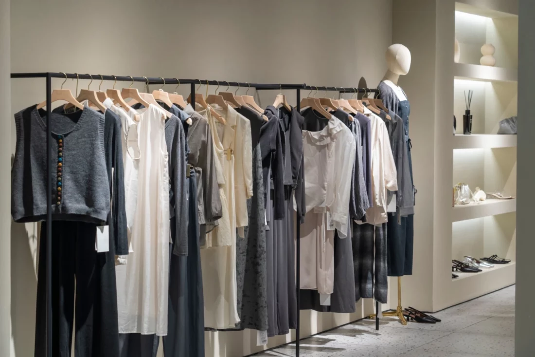 un piccolo negozio di abbigliamento femminile bene arredato