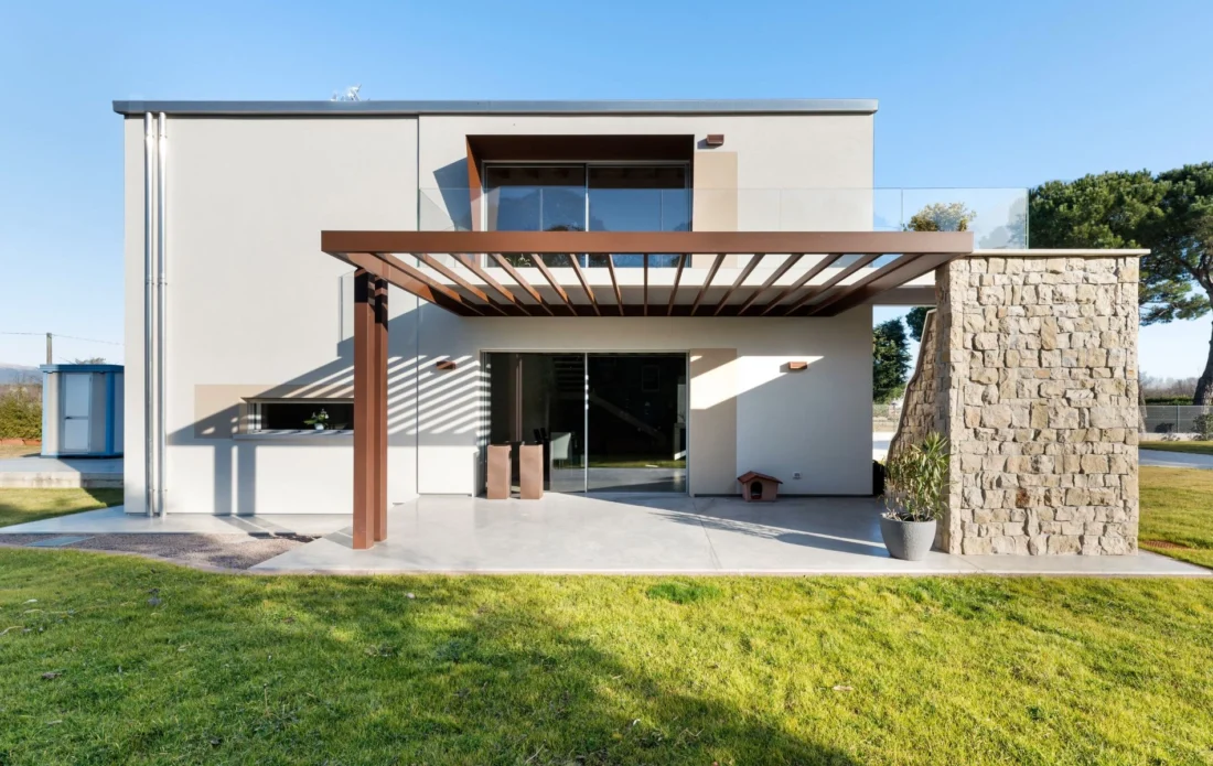 vista di una casa costruita con il sistema montini, grazie a moduli in legno e cemento