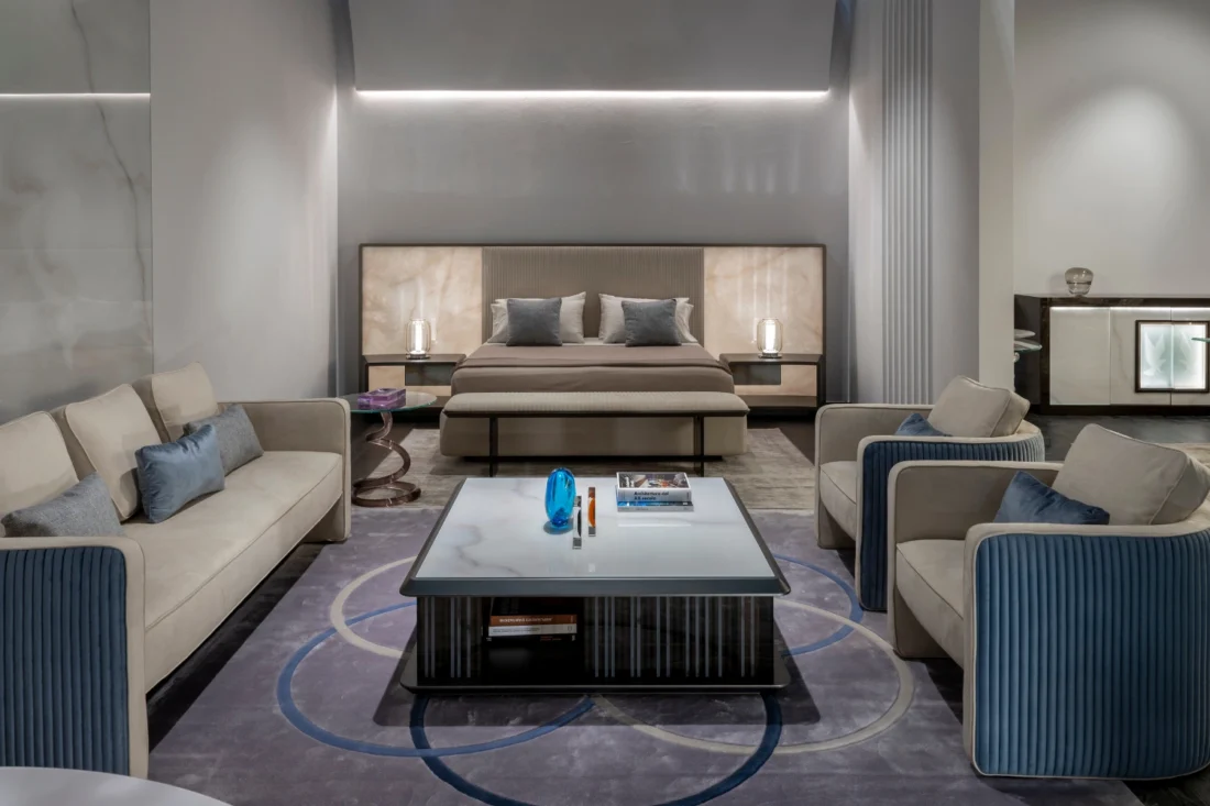 immagine di interno con elementi di arredo contract morbidi e materici