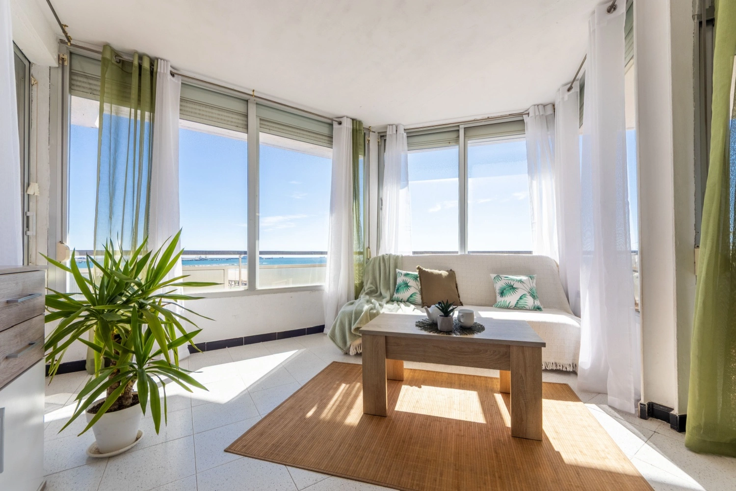 Arredamento contract per casa al mare: tendenze 2026 e soluzioni su misura